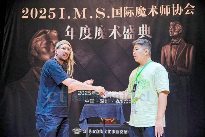 Mago aconcagüino Gabriel Gascon deslumbra en gira por China y aparece en televisión asiática