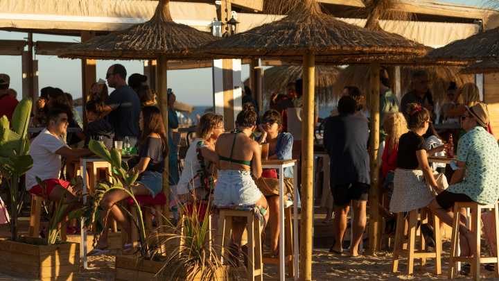 Chanclas en la oficina y bañadores en los restaurantes: el eterno debate sobre cómo vestirse en verano
