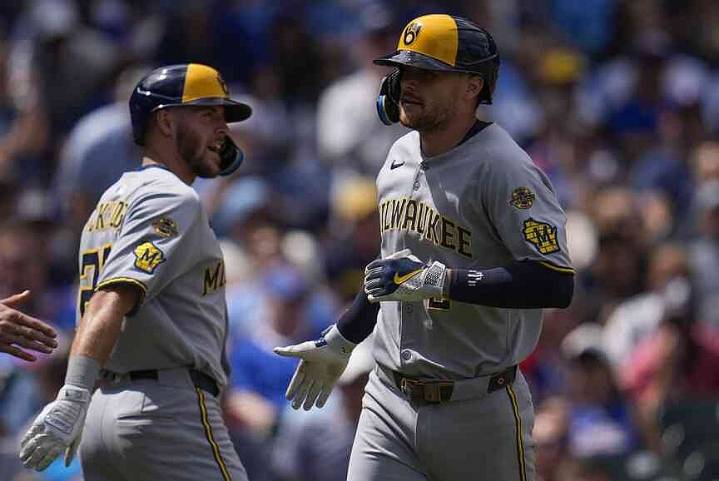 Milwaukee expands NL Central lead to 7 games