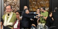 Médicos ponen en duda la gravedad de las lesiones del colaborador de Noroña tras pelea en el Senado: “Ni en las novelas”
