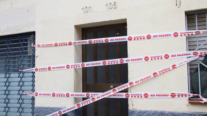 Dos personas heridas y unas 15 desalojadas de un edificio en Badalona tras colapsar el suelo de un piso