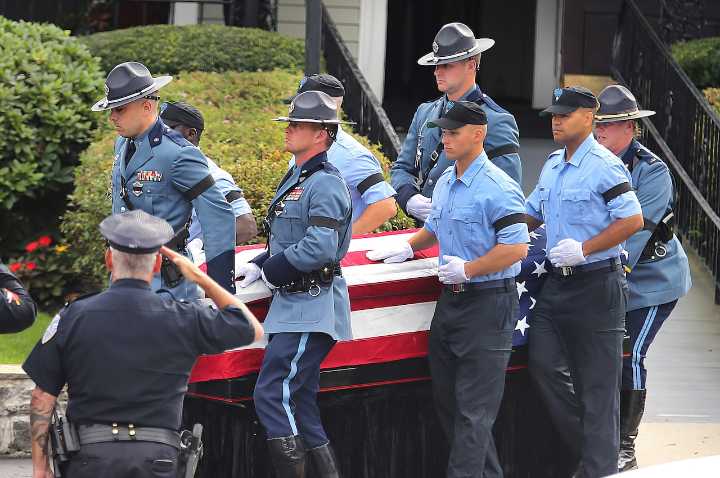 La familia sigue buscando respuestas sobre la muerte del policía estatal