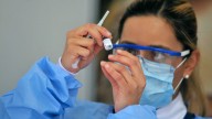 Quiénes no tendrán acceso a vacunas actualizadas contra COVID