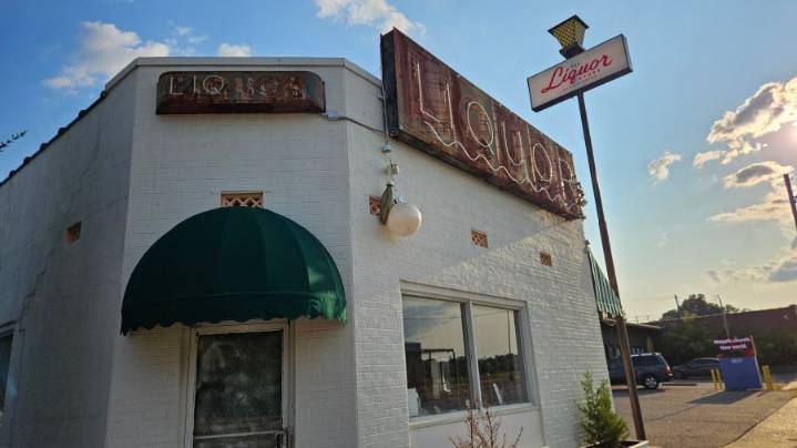 The Liquor Store closing Broad Ave. restaurant