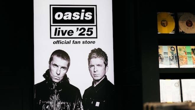 Some might say…there’s an Oasis pop-up shop coming to Chicago