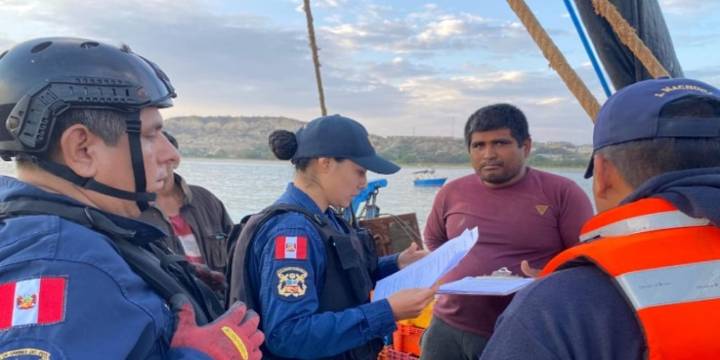 Intervienen embarcación en Tumbes por realizar pesca ilegal a solo 3,5 millas de la costa