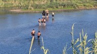 Laredo: regresan a 432 indocumentados a México; fueron sorprendidos dentro del río