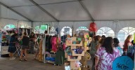Las ofertas atraen al público a la Feira do Stock en Carballiño