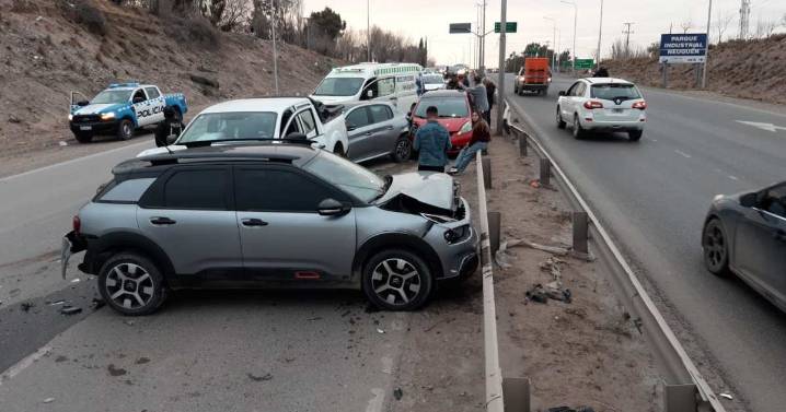 Choque múltiple en la Ruta 7 en el Parque Industrial de Neuquén: cinco vehículos involucrados