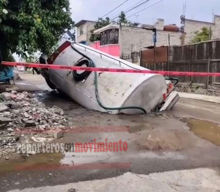 SE ABRIÓ SOCAVÓN EN VALLE DE CHALCO, UNA PIPA DE AGUA CAYÓ AL HOYO