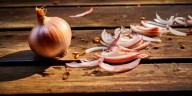 Cómo es el truco de la cebolla para limpiar la parrilla
