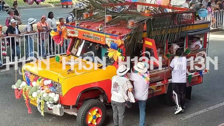 [Fotos] Medellín disfruta del Desfile de Chivas y Flores 2025