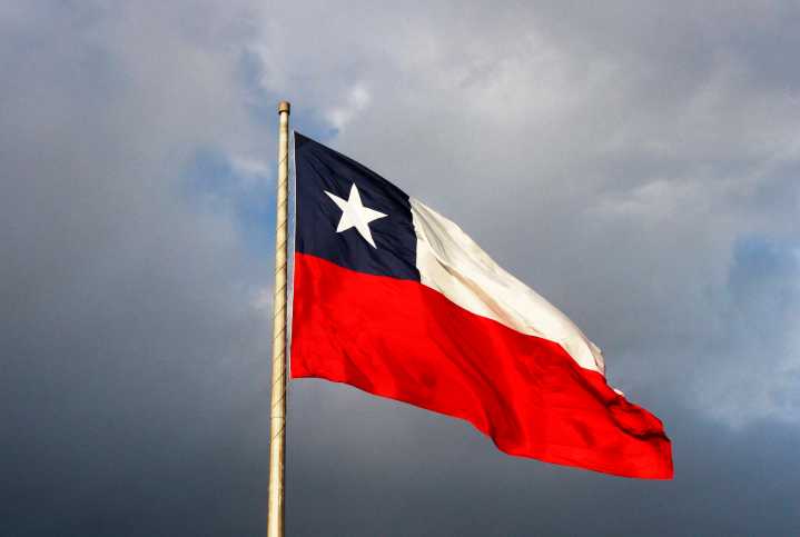 Evita una multa: Revisa la forma correcta de izar la bandera de Chile