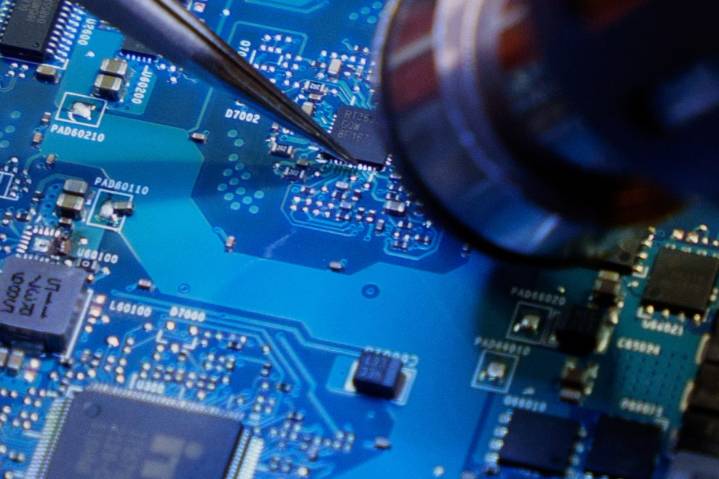 Trump anuncia aranceles del 100% a semiconductores y chips de computadora