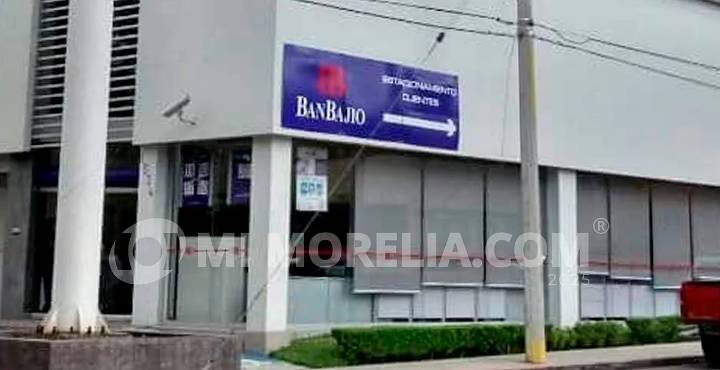 Solitario sujeto amaga a empleada de banco y se lleva $20 mil, en Morelia