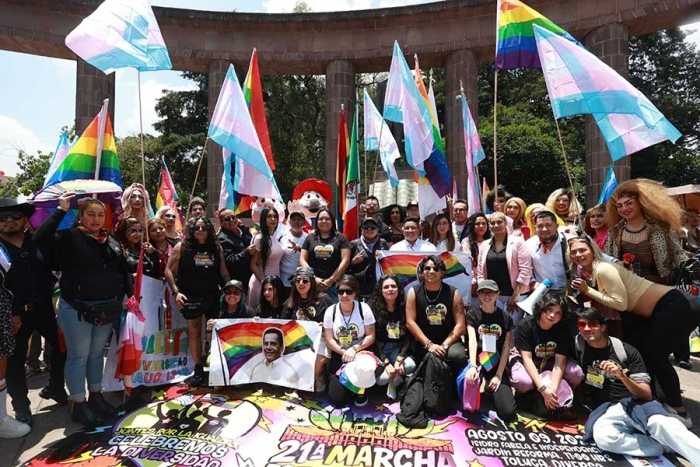 Miles participan en la 21ª Marcha del Orgullo LGBTIQNB+ en Toluca