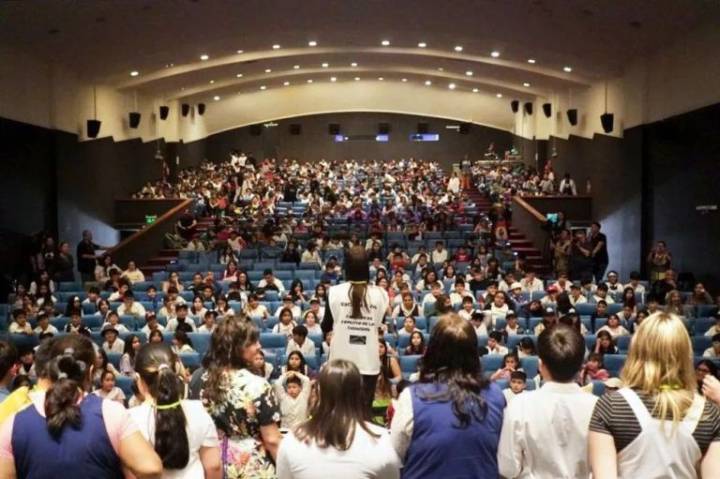 Cientos de estudiantes realizaron su Promesa Ambiental en el Cine Teatro Español