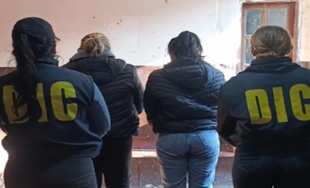 Dos chaqueñas invitaron a un hombre a un trío en un telo, lo filmaron y luego lo extorsionaron