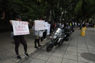 Integrantes del Movimiento Antorchista protestan frente al Ángel de la Independencia