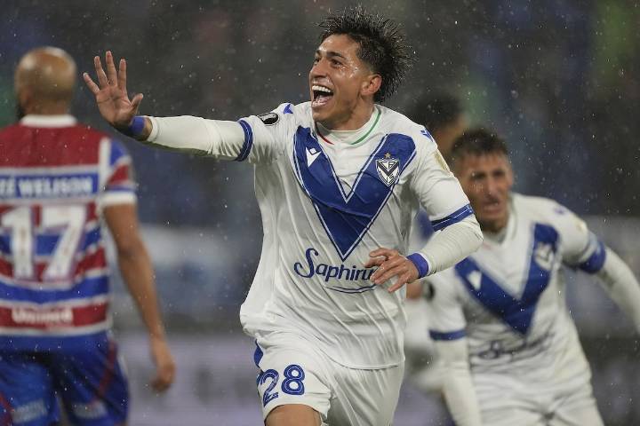 Cantando bajo la lluvia. ¡A cuartos de la Libertadores! En media hora, Vélez marcó la diferencia y eliminó a un equipo de Brasil