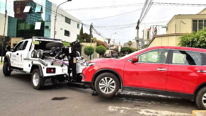 Grúas municipales siguen remolcando carros pese a prohibición del Tribunal Constitucional