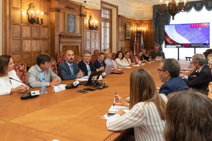 Pascual aboga por reorganizar el actual modelo sanitario, "una reliquia que no da más de sí"