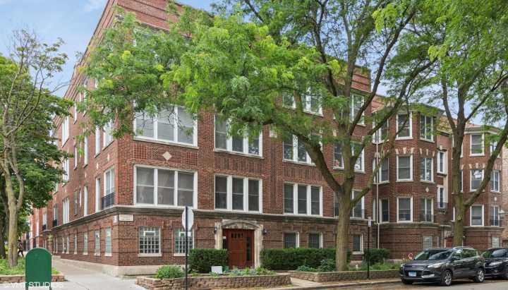 Median sales price of a Chicago home drops to $375,000. Here are 5 listings at that price