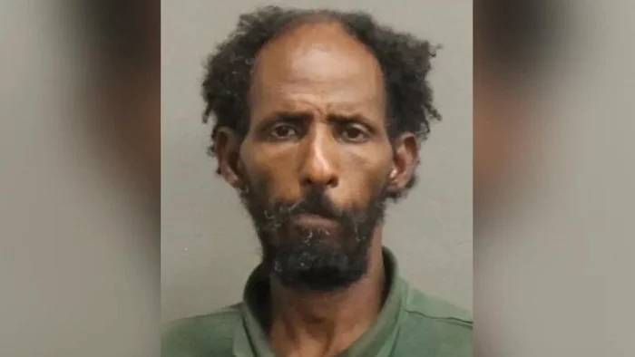 Hombre es arrestado por agredir sexualmente a una mujer en escaleras de una iglesia en Nashville