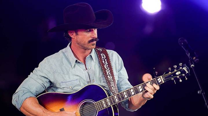 Watch this country music star dunk live on The Pat McAfee Show