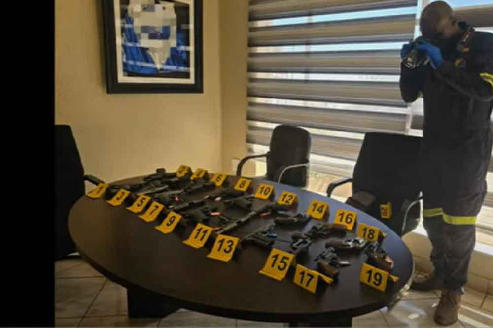 Policía sudafricana incauta más de 200 armas a empresa de seguridad