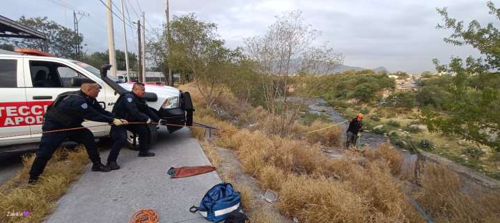 Rescatan a mujer atrapada en el Río Pesquería en Apodaca