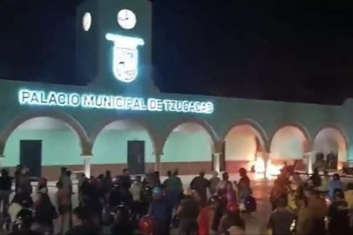 Manifestantes incendian el Palacio Municipal de Tzucacab en protesta por la muerte de un joven; esto sabemos