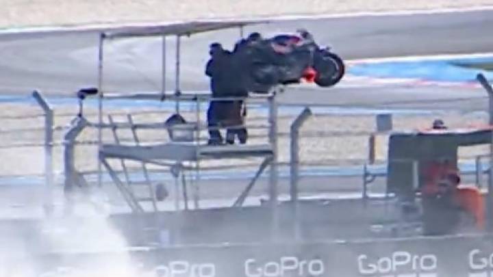 La 'salvada' de un cámara de MotoGP esquivando la 'moto voladora' de Acosta