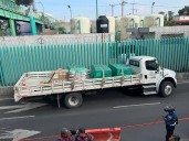 Cae camión en socavón de 10 metros en alcaldía Iztapalapa