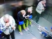 Un ascensor se desplomó con tres personas adentro: el video de la caída desde el interior