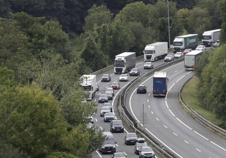 La AP-8 vuelve a registrar ocho kilómetros de retenciones a la altura de Irun sentido Baiona