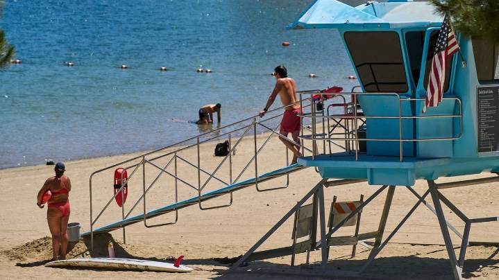 US heat wave smothers Pacific Northwest, poses extreme risk in California and Arizona