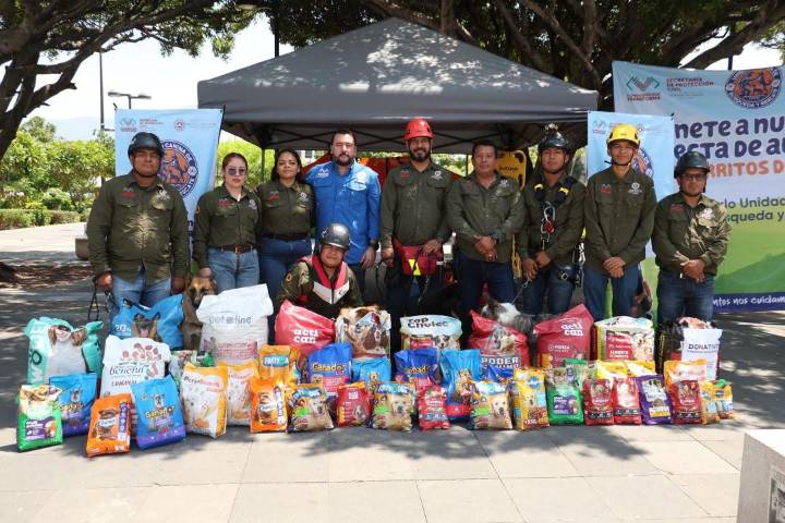 UNIDAD Canina de Búsqueda y Rescate recauda alimento para perritos de refugios