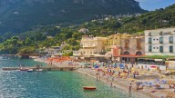 Unos padres dejan a su bebé de 16 días quemarse al sol en la playa y salva la vida gracias a un joven médico que alertó a la policía