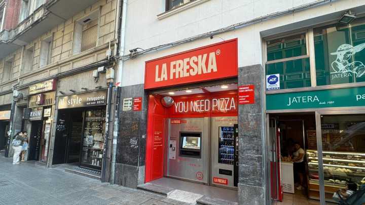 Dos  jóvenes vascos ponen en marcha una peculiar máquina de vending en Bilbao con pizzas caseras
