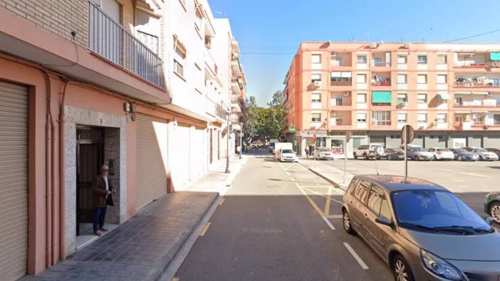 Dos detenidos al ser sorprendidos escalando una reja para robar en un piso con sus habitantes dentro