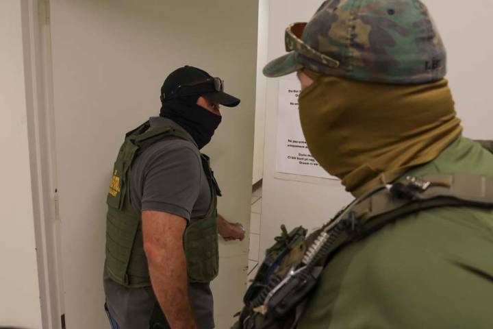 Activistas condenan que agentes migratorios se camuflen en camión de mudanzas para redada