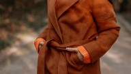 Qué significa caminar con las manos en los bolsillos, según la psicología