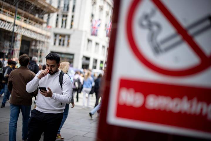 Singapur castigará con 15 latigazos y hasta 20 años de cárcel a proveedores de vapeadores