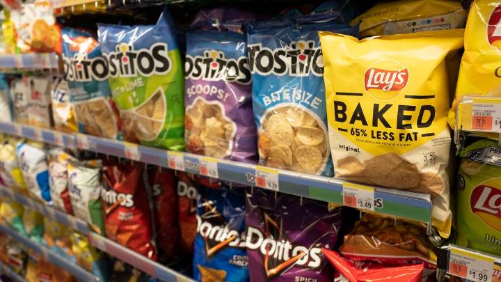 Estadounidenses obtienen más de la mitad de sus calorías de alimentos ultraprocesados, según informe