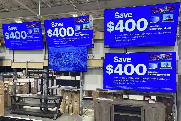 Retail sales rise a solid 0.5% in July as shoppers shrug off tariff pressures