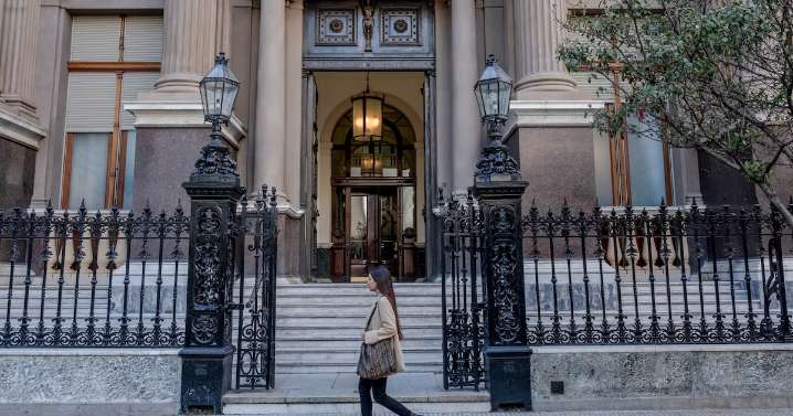 Banco Central argentino endurece controles sobre posiciones en dólares de los bancos