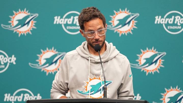Mike McDaniel's Dolphins seek a turnaround after injuries derailed last season's playoff hopes