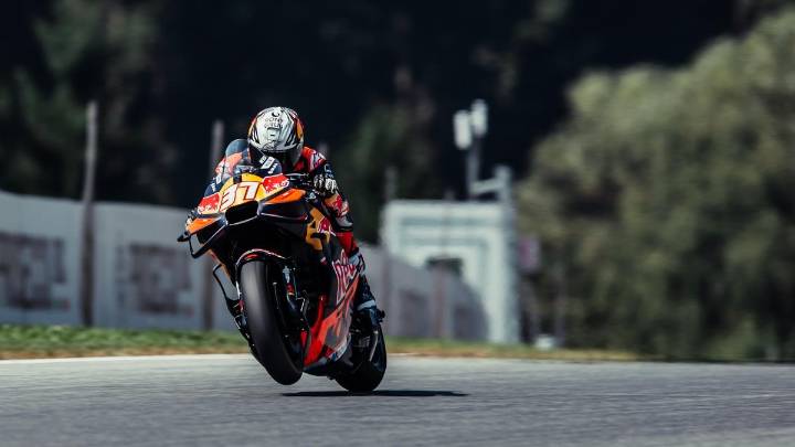 Pedro Acosta acosa a Marc Márquez en la casa de KTM