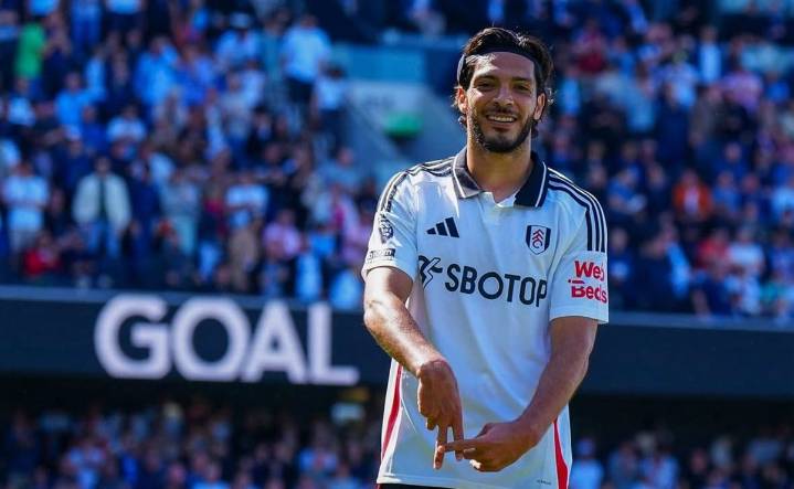 Raúl Jiménez anota de tiro libre con el Fulham; así fue el gol del mexicano